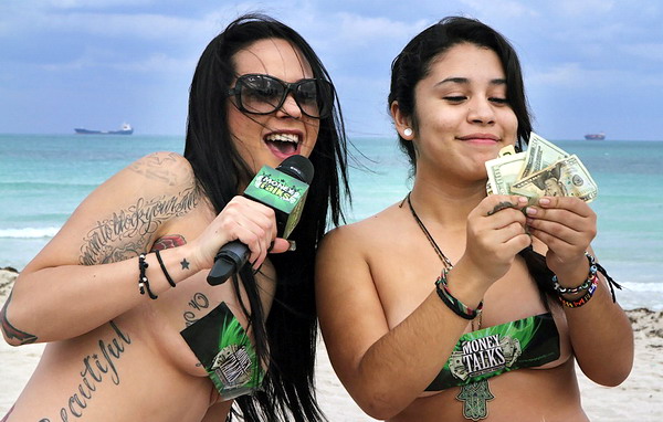 Небогатая бразильянка позирует голой за деньги 