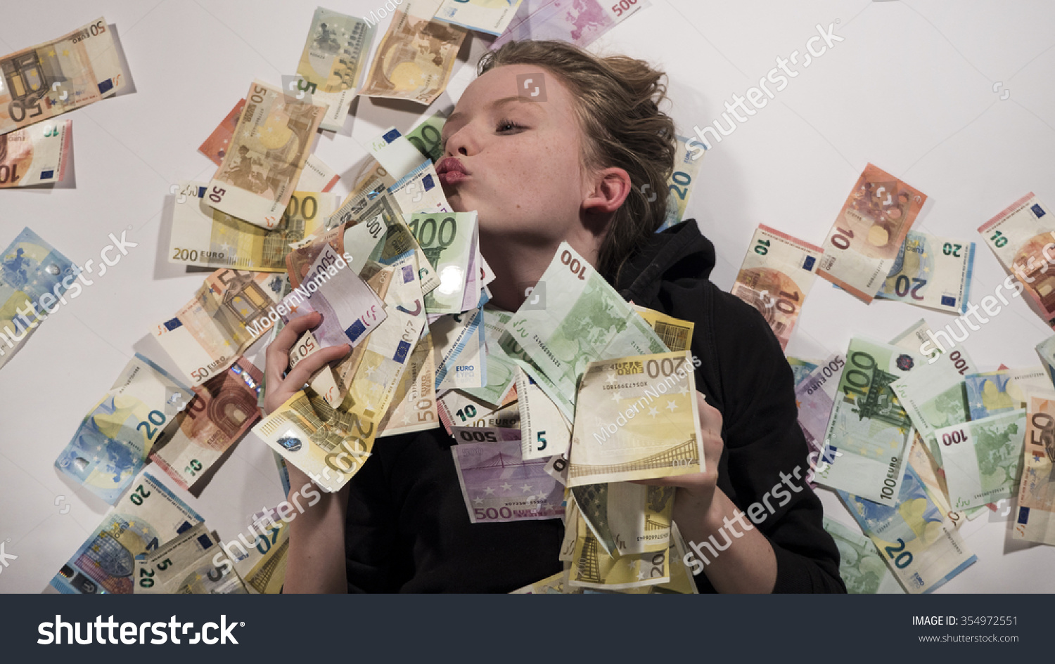 Человек целует деньги