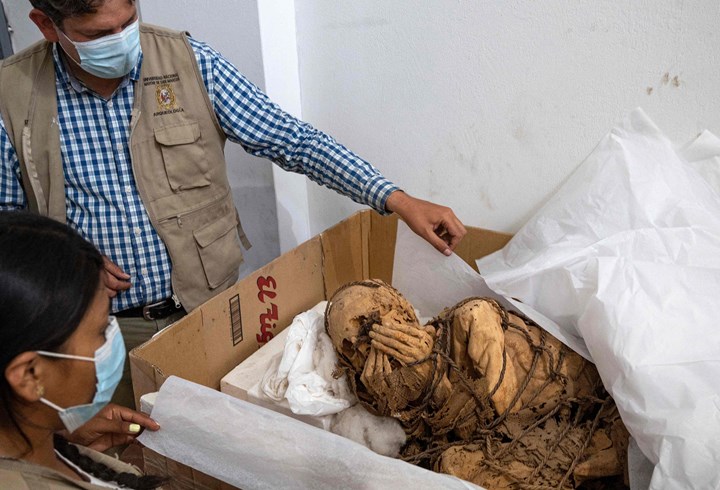 Peru'da iplerle bağlanarak gömülmüş 1200 yıllık mumya bulundu
