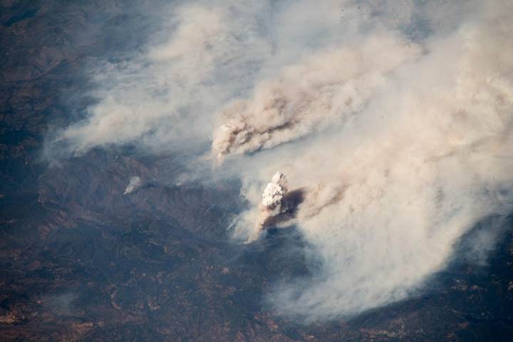 Astronot'un çektiği fotoğraflar California yangınının boyutunu ortaya koydu