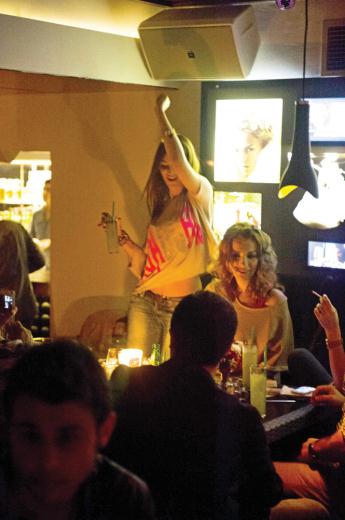  Şanzelize Cafe haberlere çıkmış. Şanzelize vs La Boom Cafe fotograflar + detaylar.