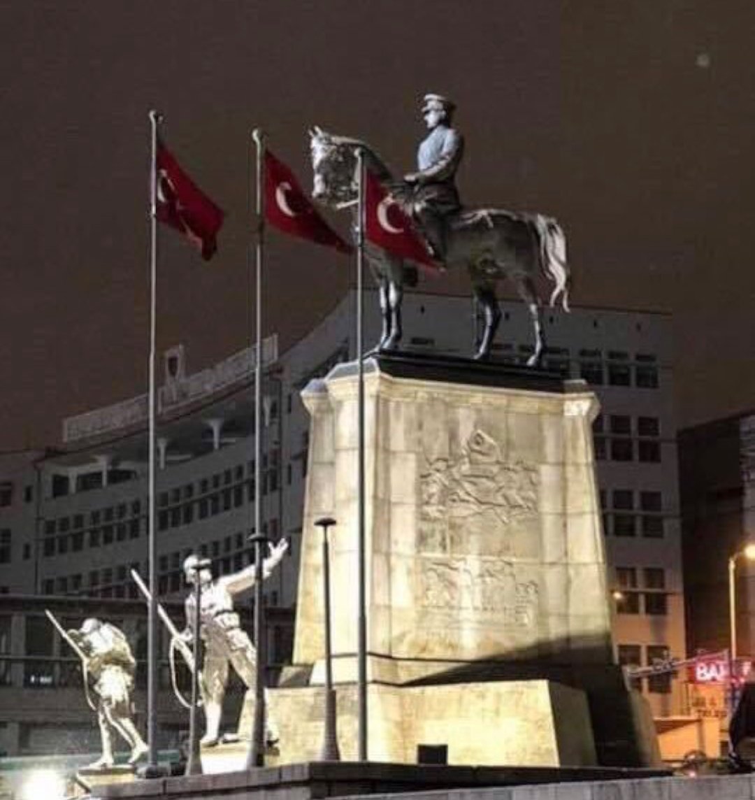 Uzun Zaman Sonra Ankara Ulus'taki Atatürk Heykeli Temizlendi, Işıklandırma Yapıldı