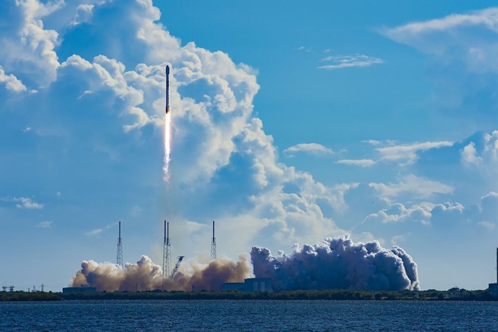SpaceX kötü hava koşullarına rağmen 22 Starlink uydusunu uzaya gönderdi