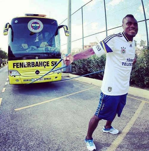  Emenike Otobüsü Çekiyor