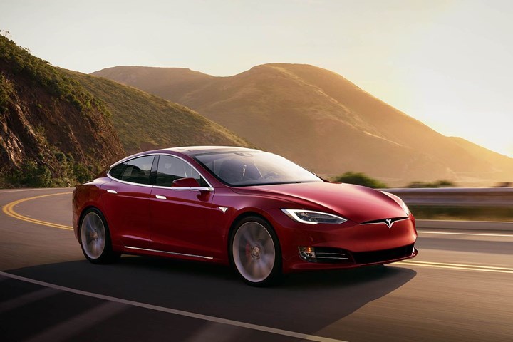 Batarya değişim ücretini duyan Tesla sahibi aracını dinamitle patlattı