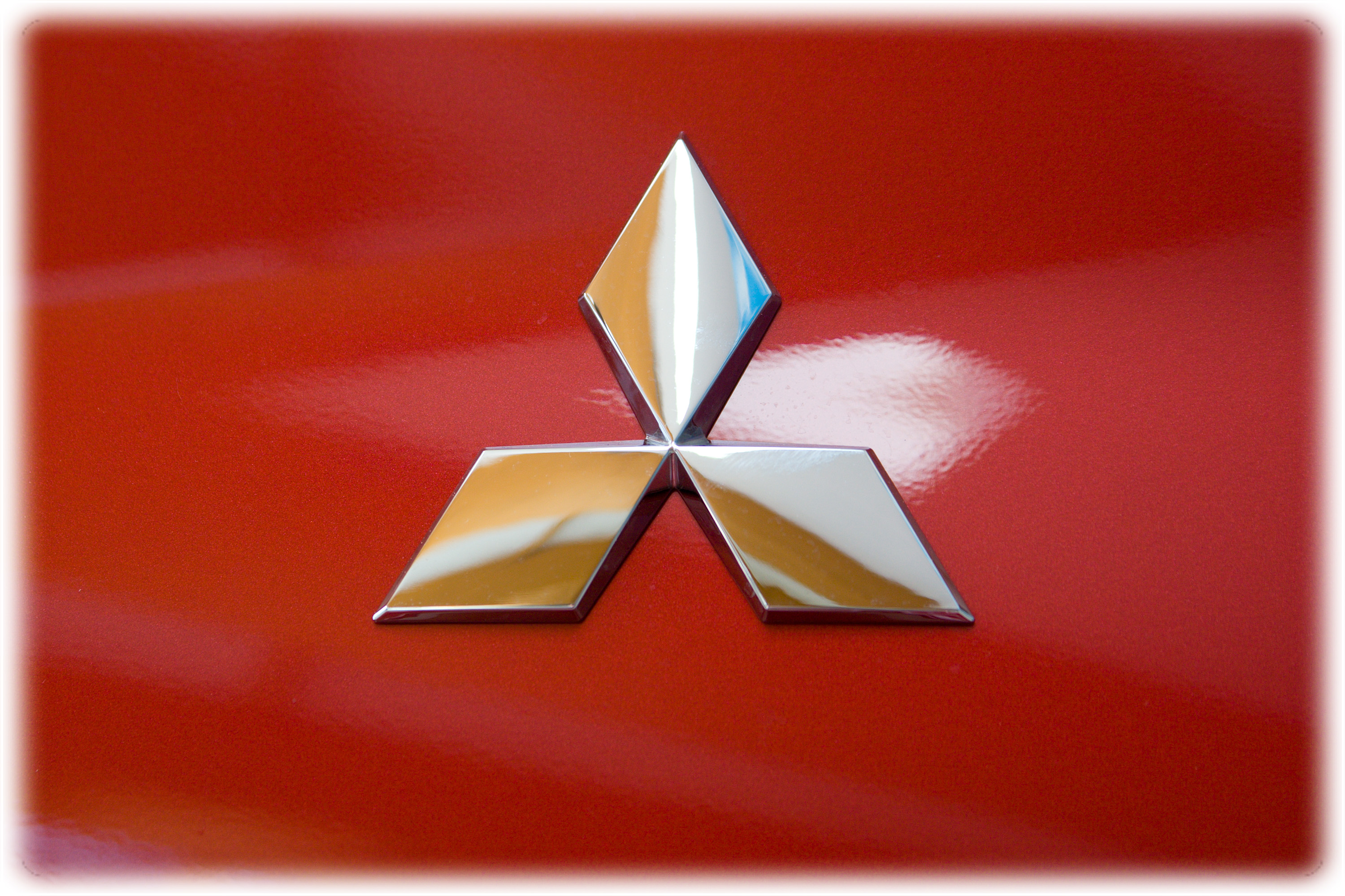 Машина три треугольника. Марки машин Митсубиси. Марка машины Мицубиси. Mitsubishi Motors значок. Марка Митсубиси лого.