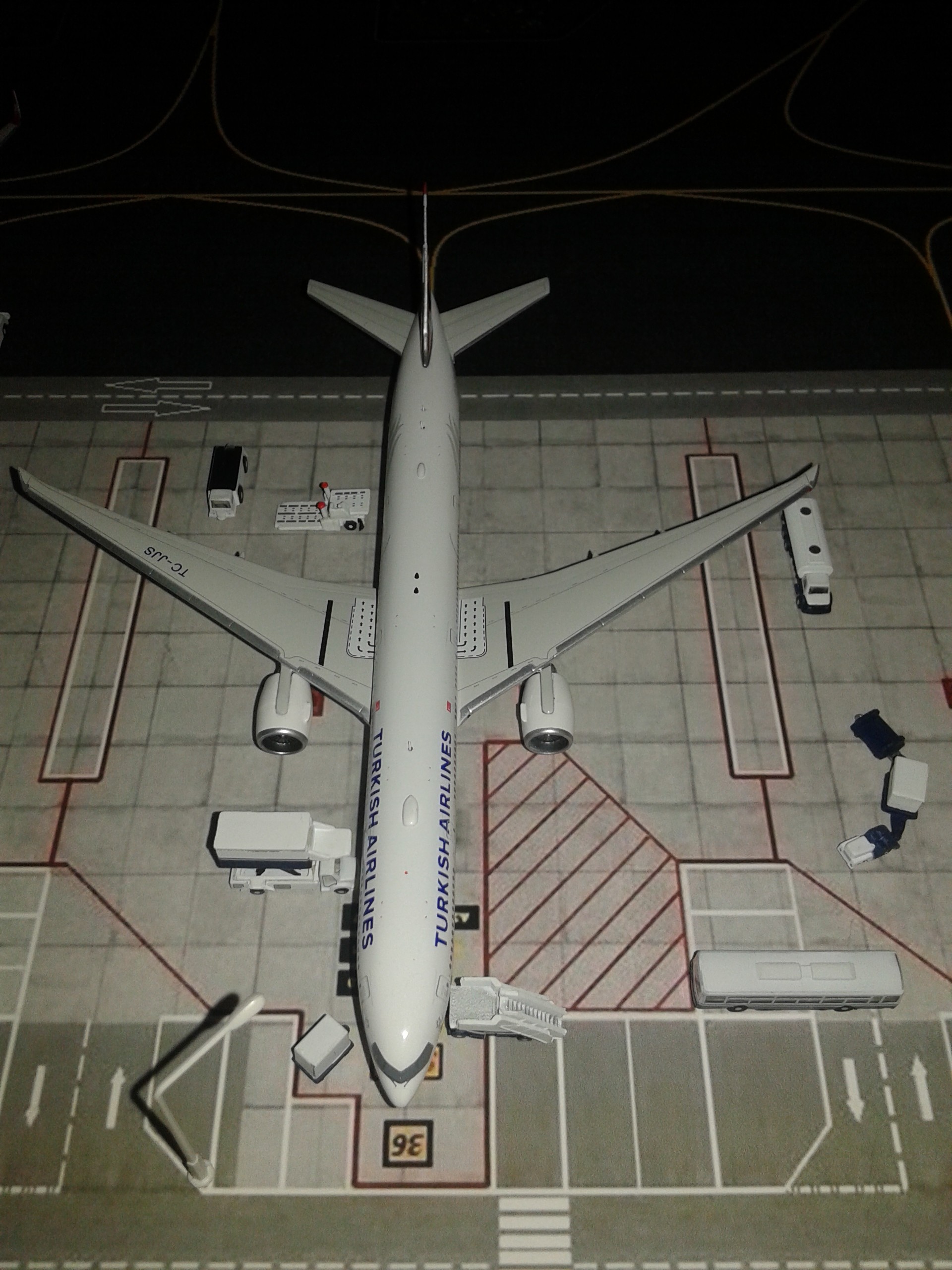  THY 1/400 Mini Airport Diorama