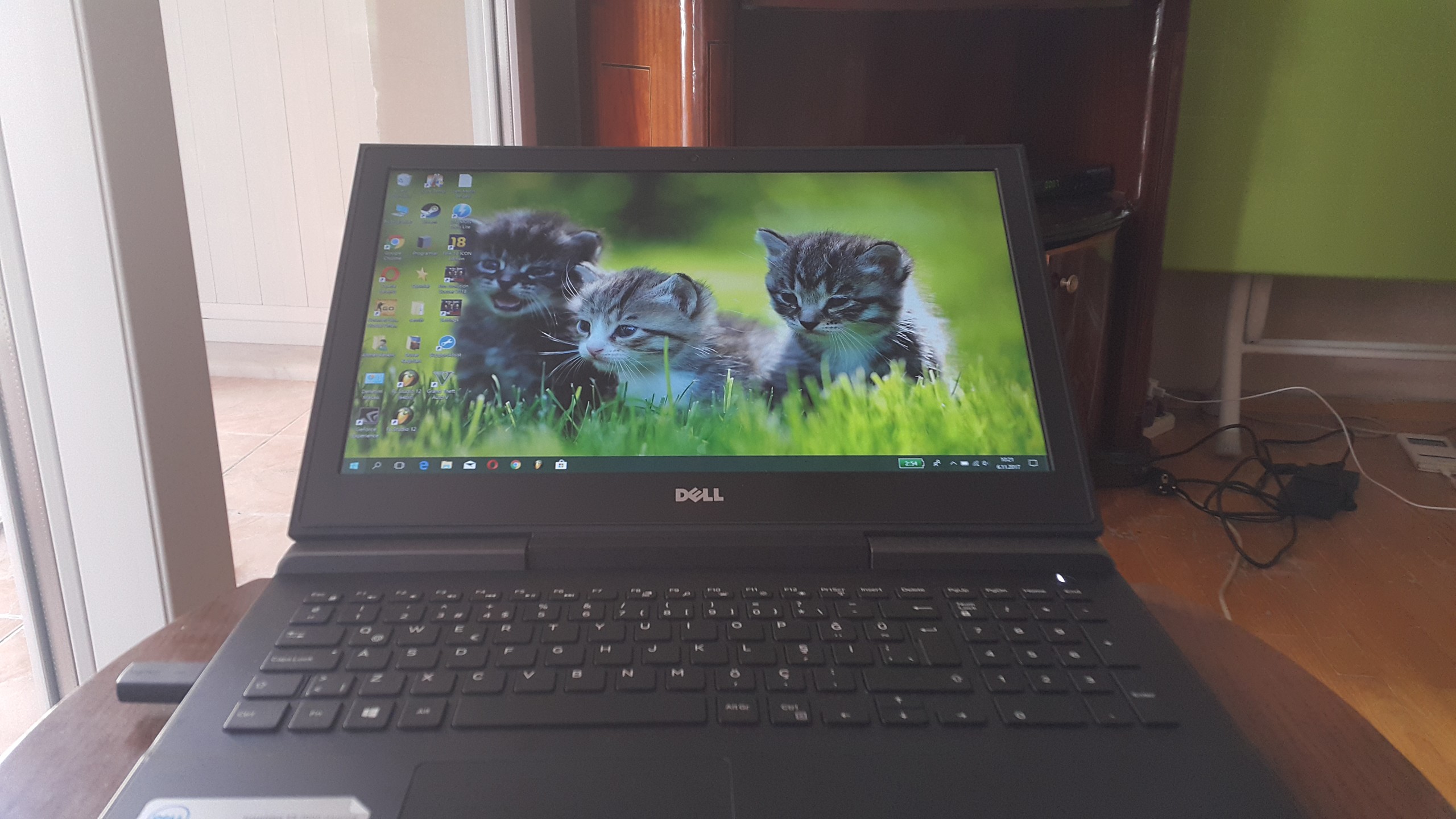 Dell 7567 4b30f81c i5 modeli ips midir?