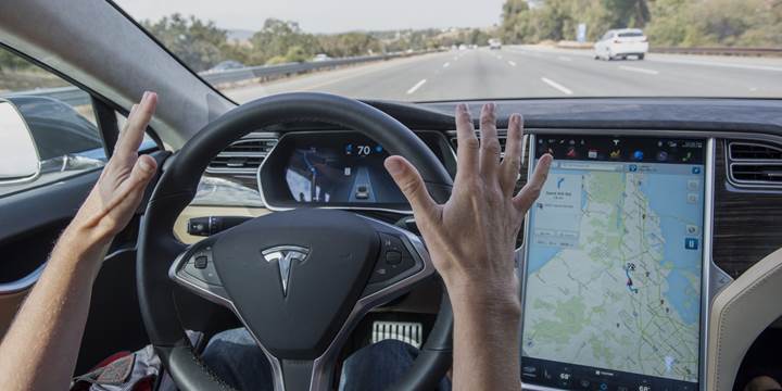 Almanya'dan Tesla'ya 'Autopilot' uyarısı