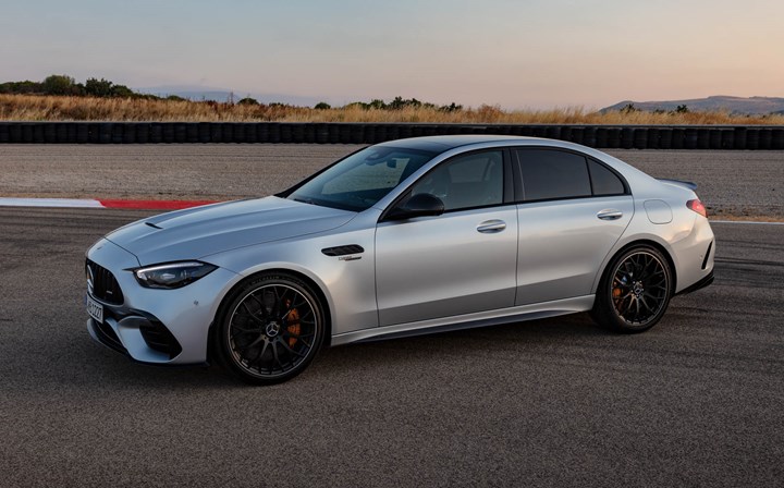 2023 Mercedes-AMG C63 S tanıtıldı! V8'in yerini 680 beygirlik hibrit sistem aldı