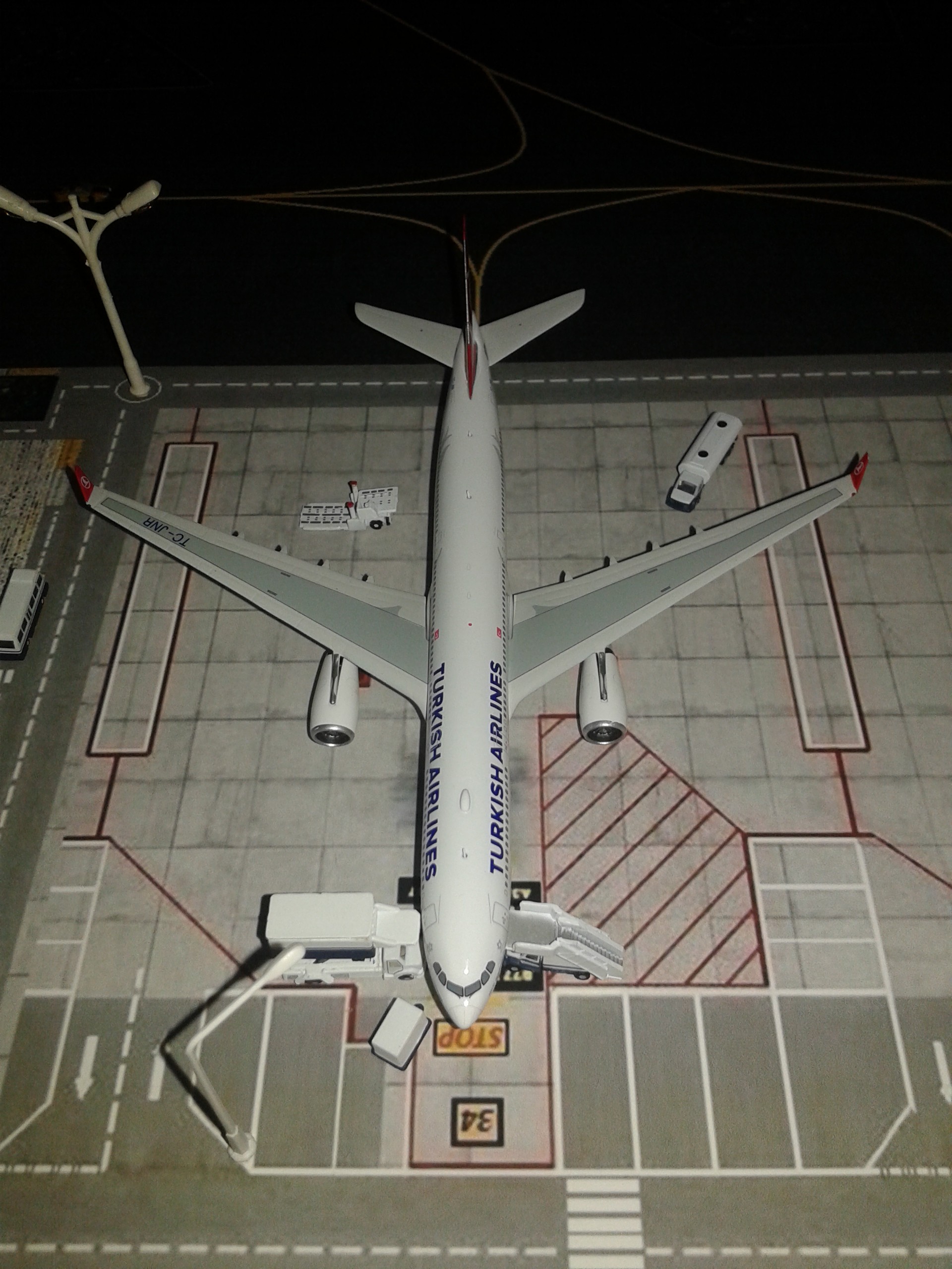  THY 1/400 Mini Airport Diorama