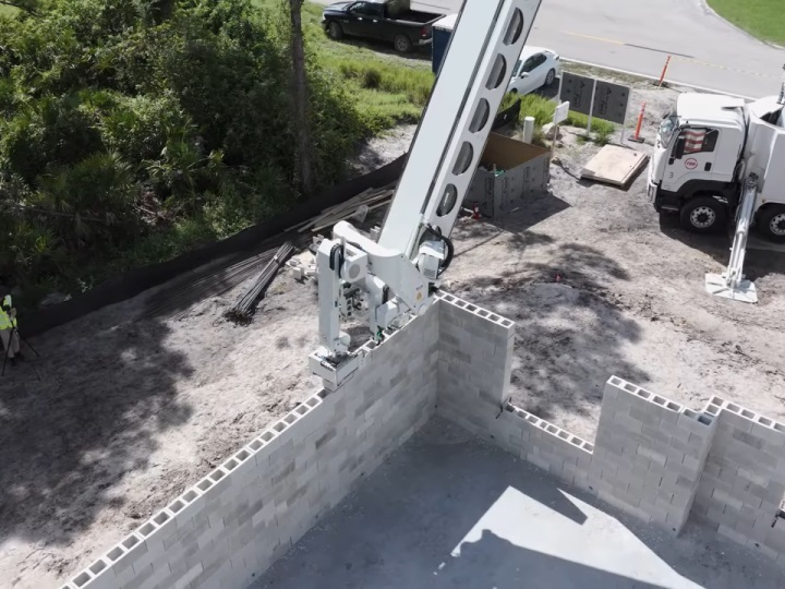 Dünyanın en gelişmiş inşaat robotu rekor hızda duvar örüyor