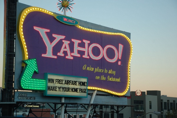 Yahoo'nun San Fransisco'daki ikonik reklam panosu 12 yıl sonra kaldırıldı 