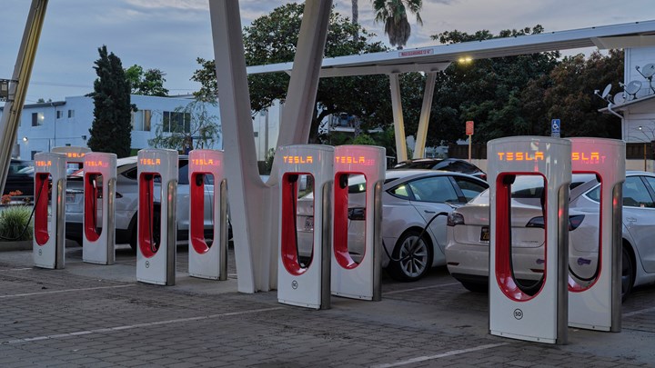 İşten çıkarmaların ardından Tesla, Supercharger planlarında frene basıyor