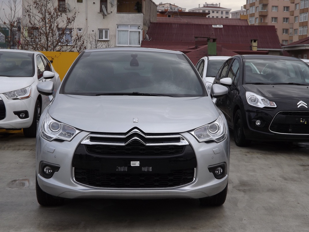  CITROËN DS4 ve CITROËN C4 arasındaki fark.