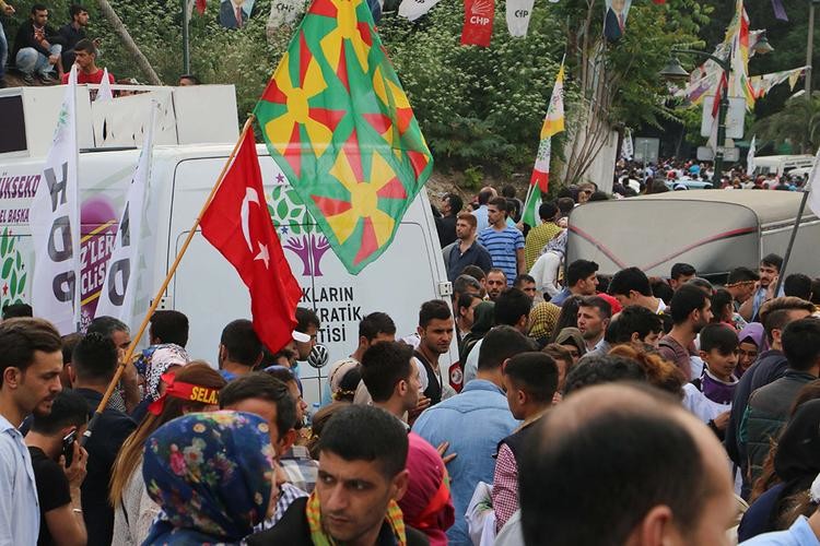  HDP Mitinginde Türk Bayrağı ve Atatürk Resimleri