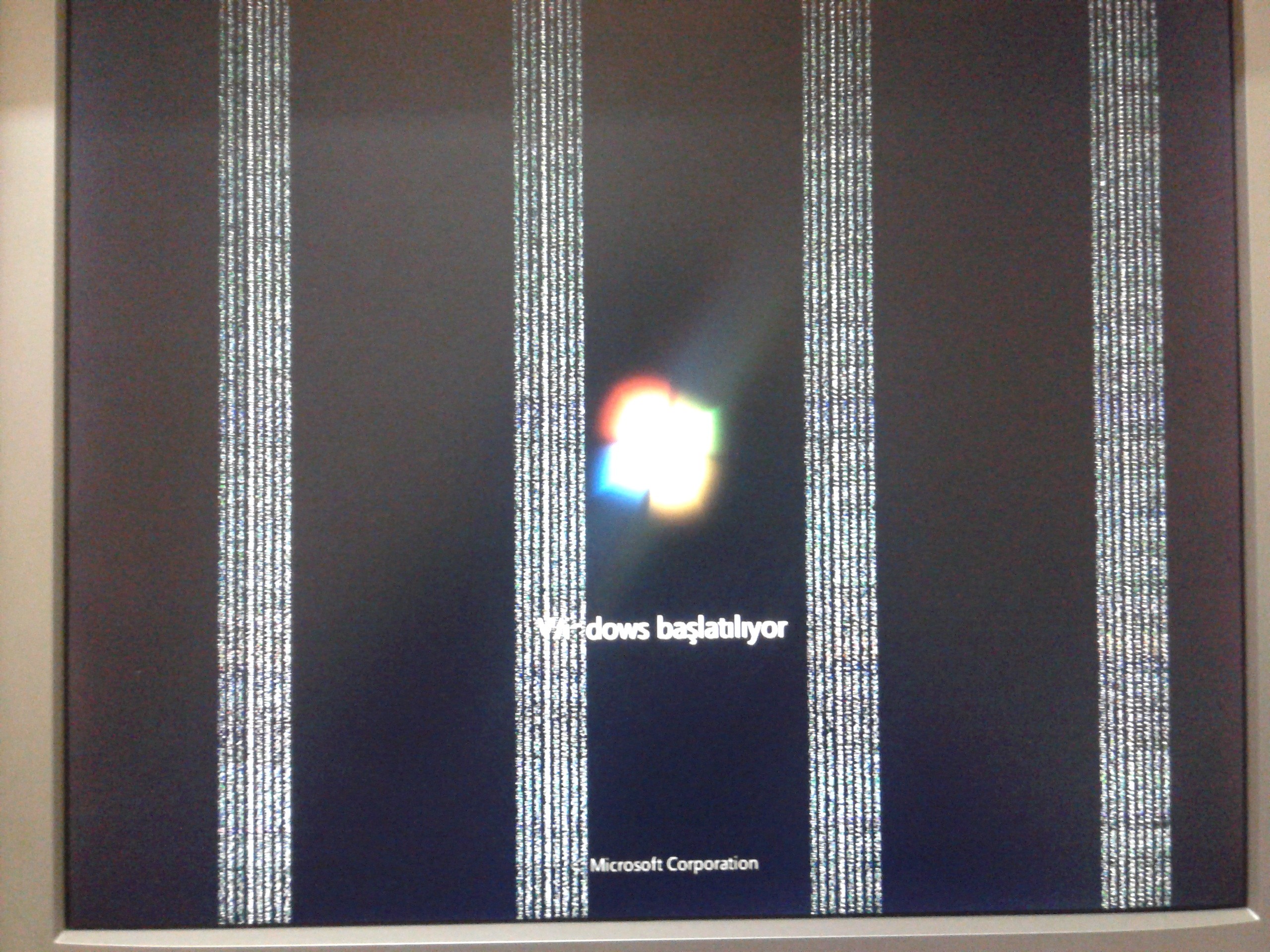  Ekranda çizgiler, kareler ve Mavi ekran hatası (Windows açılmıyor)