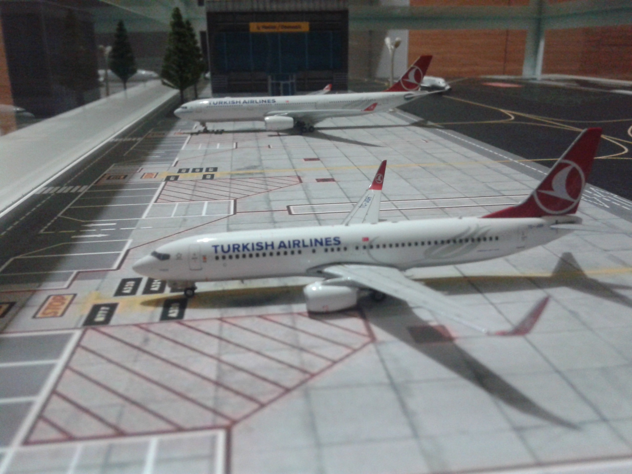  THY 1/400 Mini Airport Diorama