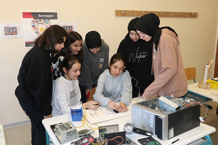 Ortaokul öğrencileri atık elektronik malzemelerle teknolojiyi öğreniyor