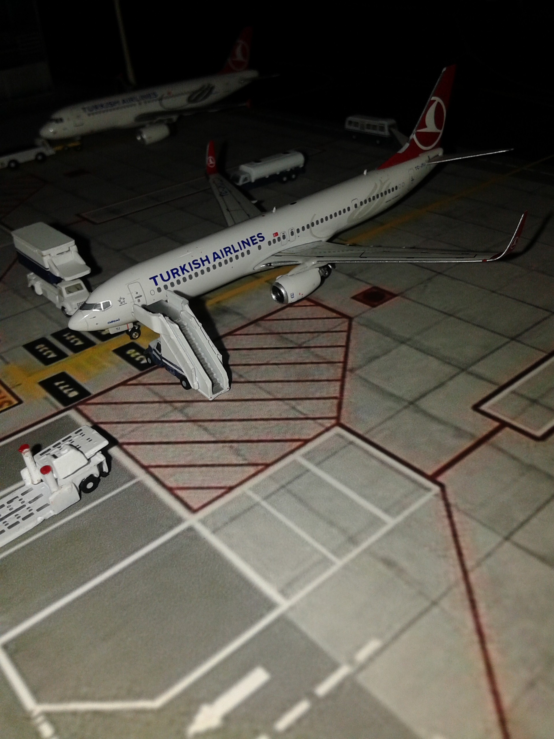  THY 1/400 Mini Airport Diorama