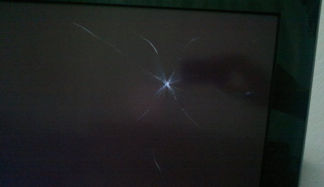  LCD TV ekrana cisim çarptı. Ne yapacağım. Lütfen yardım