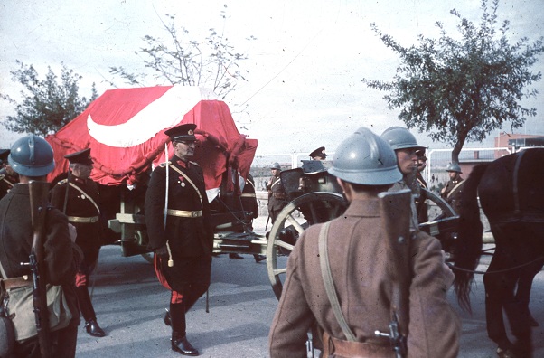  M.Kemal Atatürk ün naaşının Anıtkabir e naklinde çekilen fotoğraflar (Renkli Baskı)