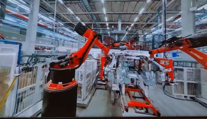 Tesla'nın Berlin fabrikasındaki üretim süreci drone ile görüntülendi