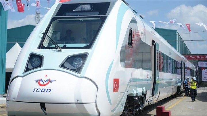 Ulaştırma Bakanı Karaismailoğlu: 'İlk milli ve elektrikli tren kısa süre sonra raylarda'