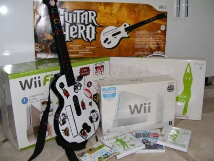  (izmir) Sıfırdan Az Kullanılmış Garantisi Devam Eden Wii(Wii + Balance Board + Guitar + 4 Oyun)