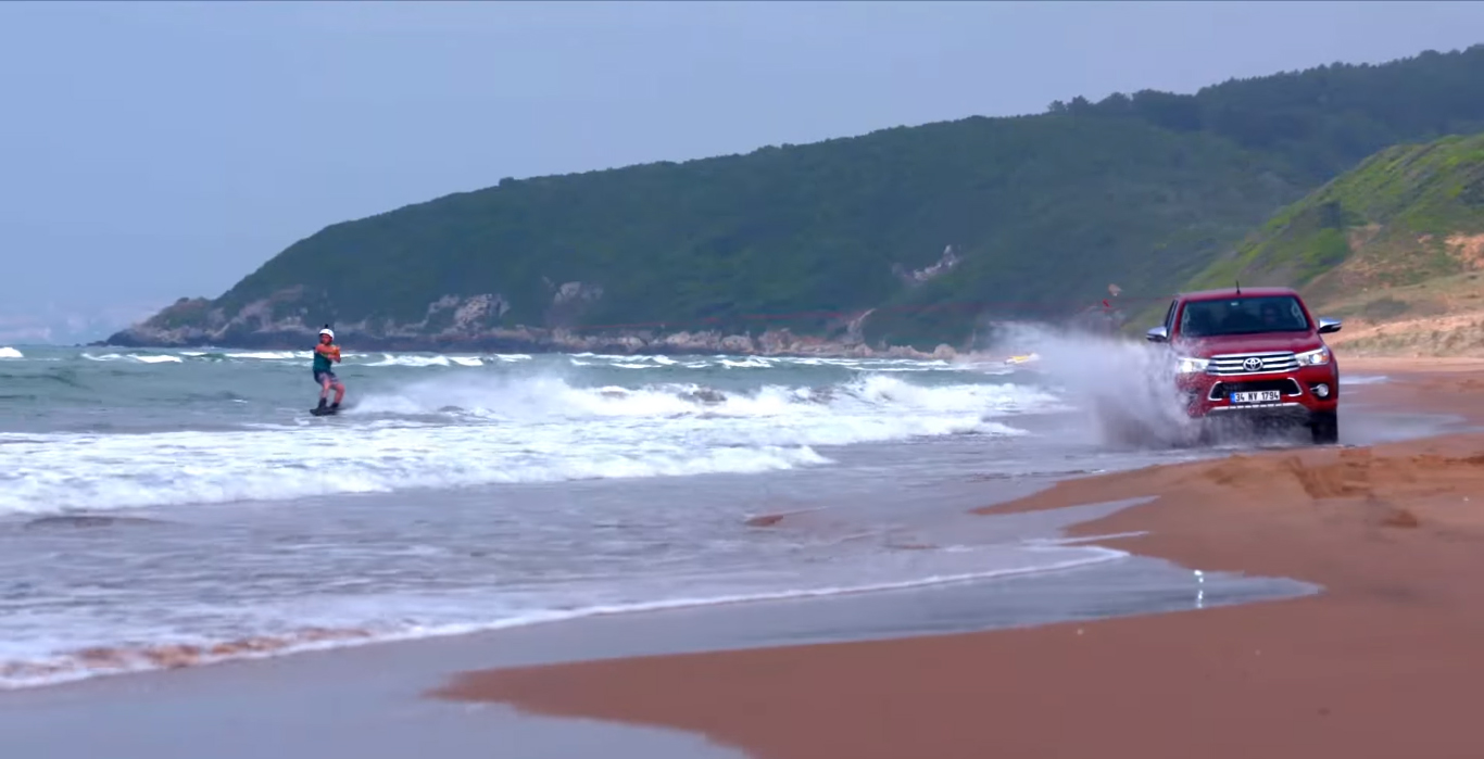  	Hilux ile Karadeniz’de Nefes Kesen Wakeboard Gösterisi