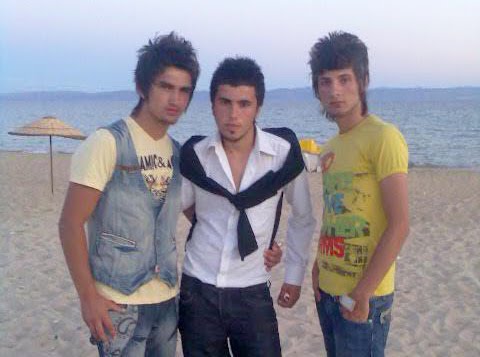  bugün apaçinin teki motorun üstünde müzik dinliyordu