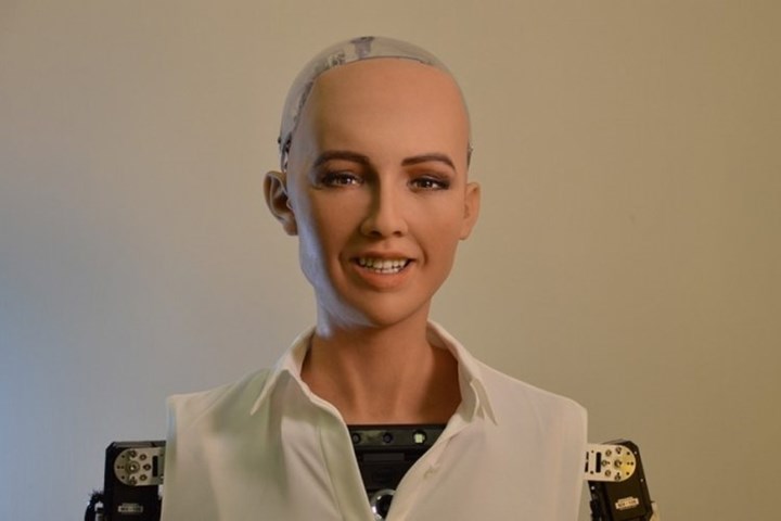 Vatandaşlığa sahip olan robot Sophia 'anne' olmak istiyor