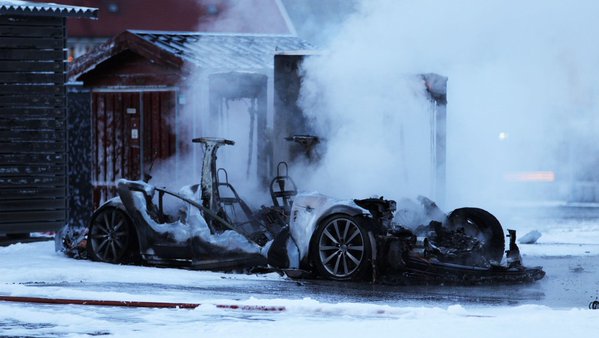 Tesla Model S süper şarj esnasında kül oldu