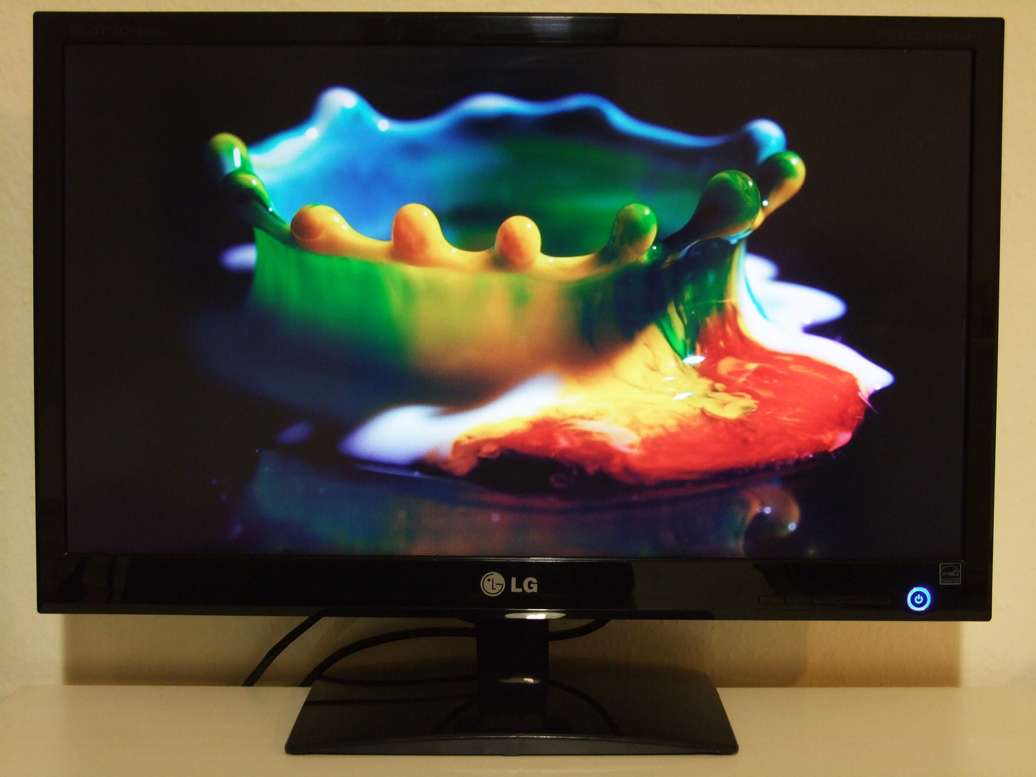 satılmıştır......indirim SATILIK-TAKASLIK LG D2342P CINEMA 3D FULL HD HDMI LED MONITOR