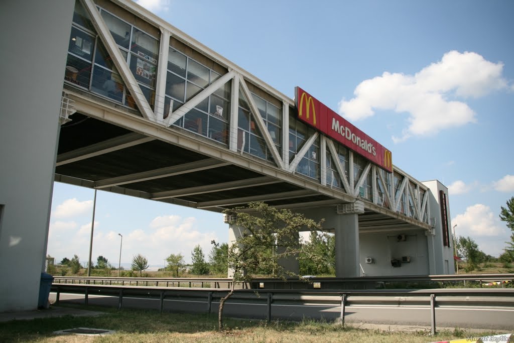 Otobanda Köprü Gibi Olan Burger King'e Giden Biri Varmı?