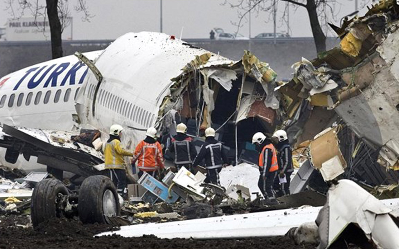 Pegasus uçağı pistten çıktı, üçe bölündü