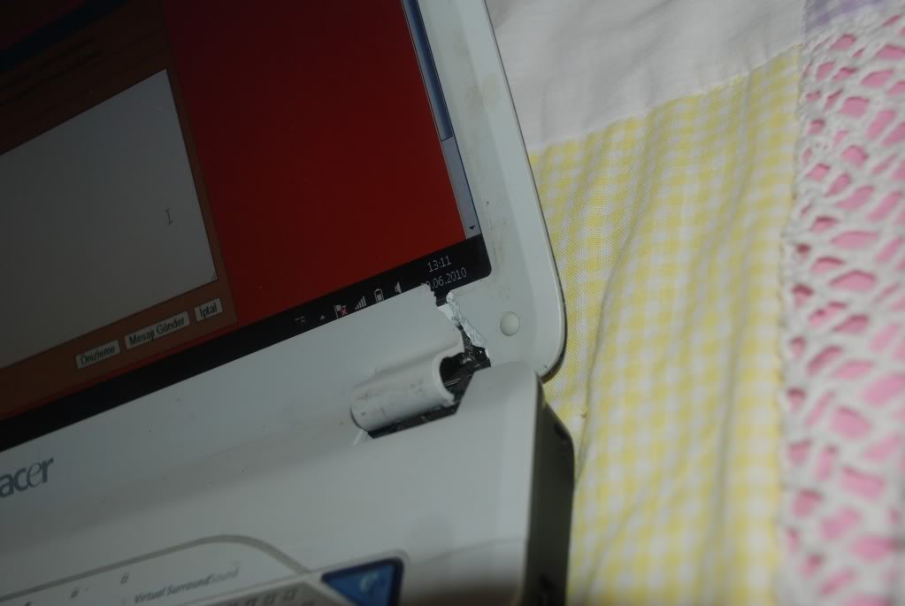  Kırılan Laptop Ekranı