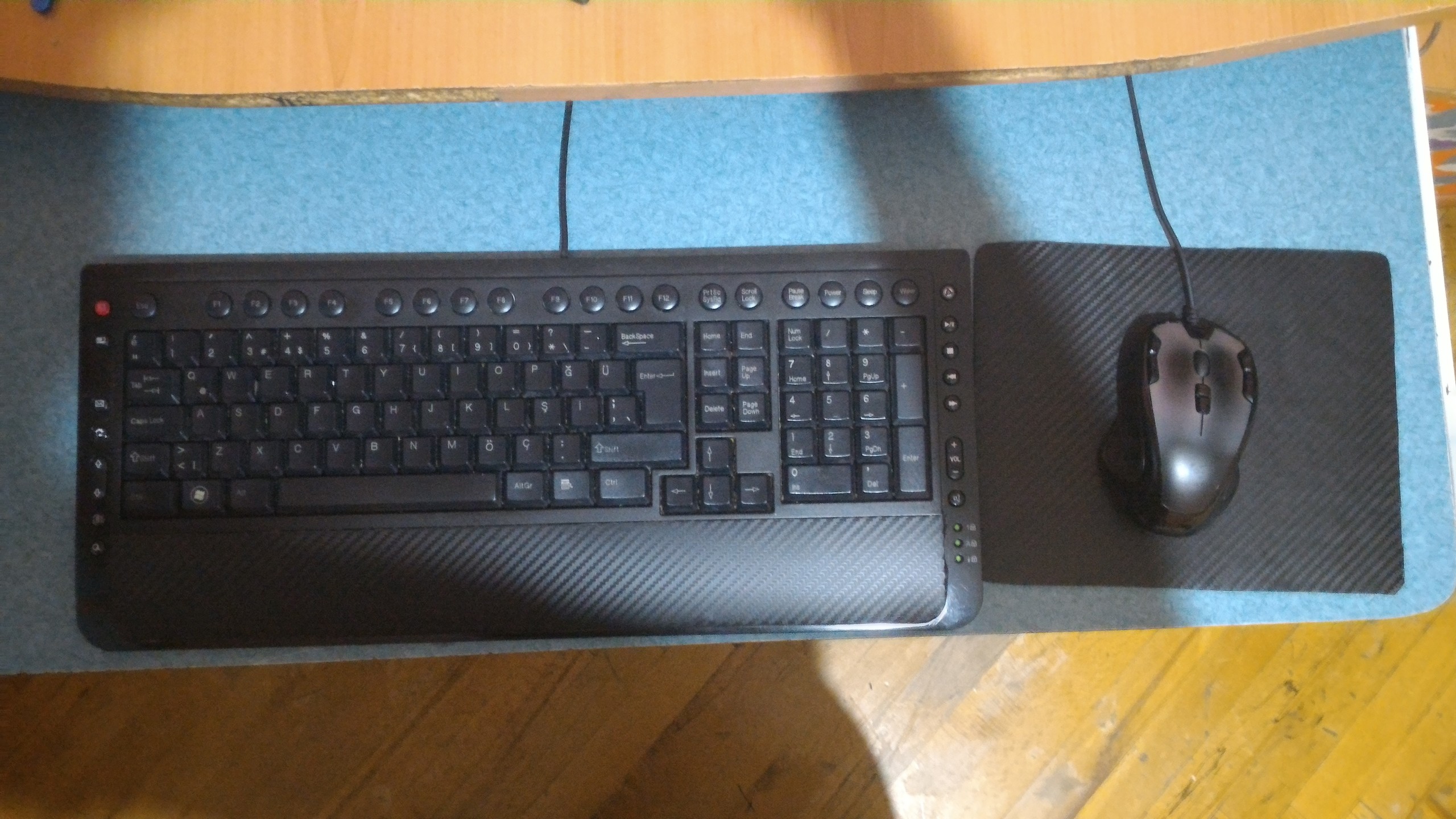  Klavye ve MousePad Karbon Fiber Kapladım