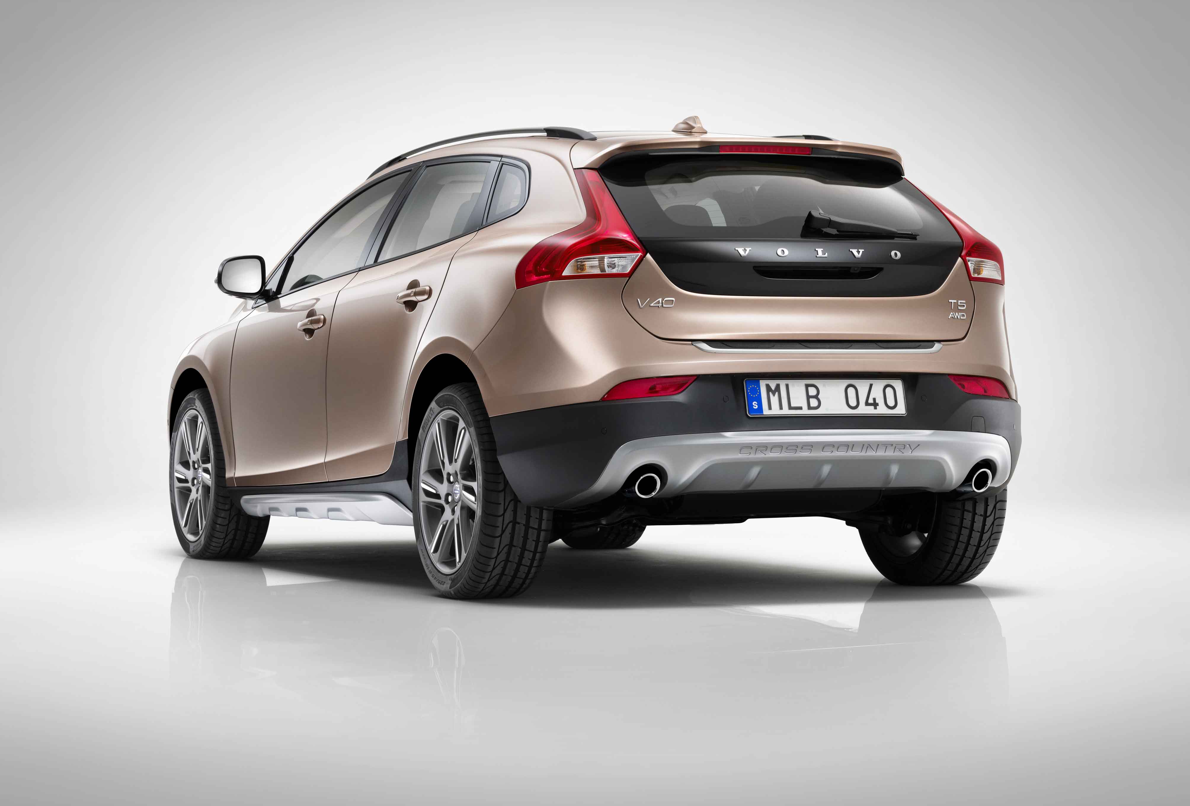 Volvo cross country. Вольво v40 Cross Country. Volvo v40 Cross Country 2013. Вольво в40 кросс Кантри 2017. Volvo хэтчбек v40 Cross.