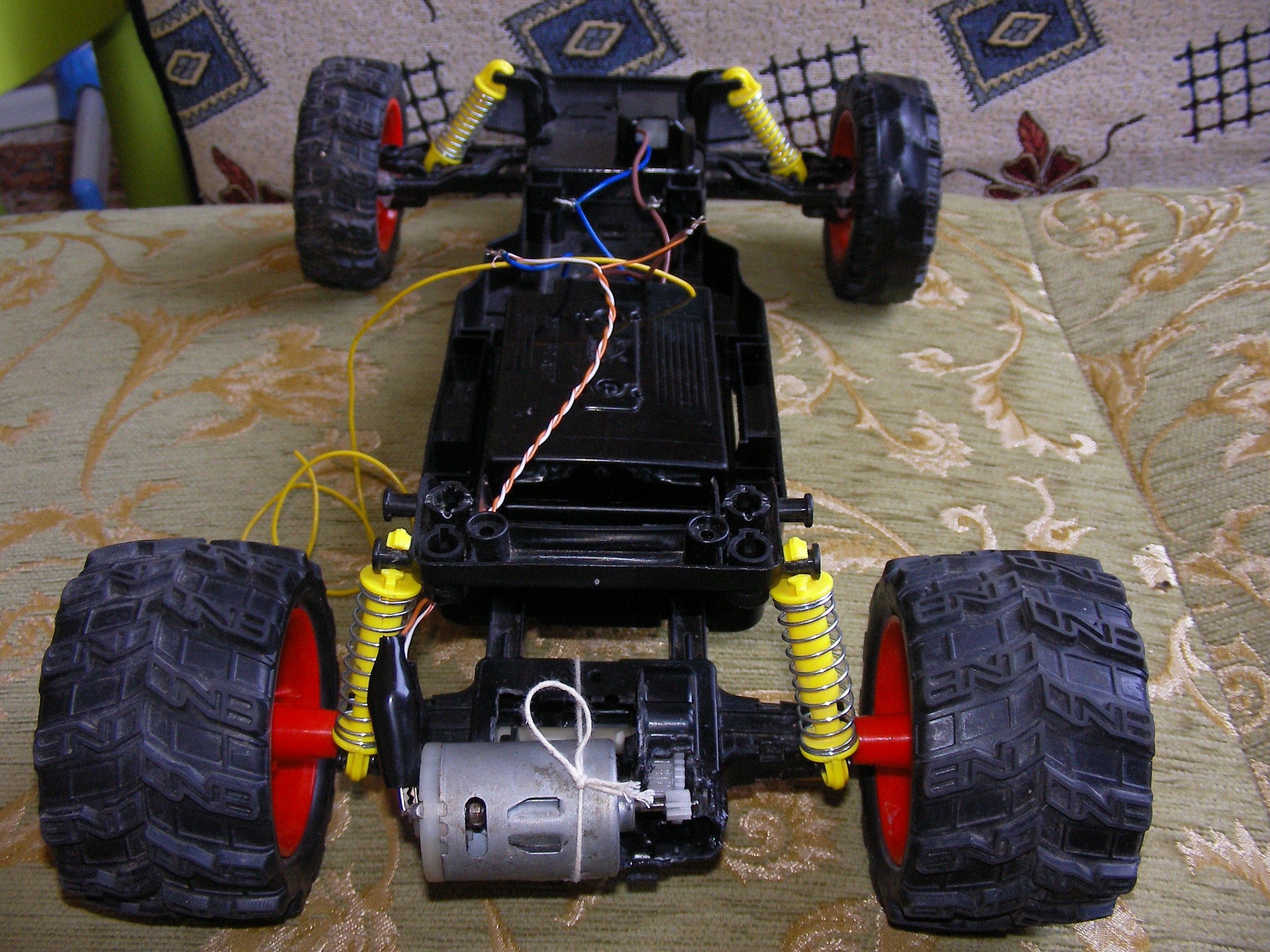  rc oyuncak arabalara yapabileceğiniz küçük bir modifiye :)