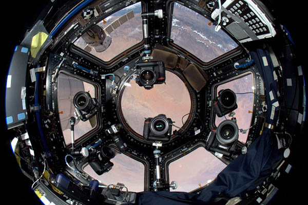 Almanya merkezli Spiegel dergisi, Uluslararası Uzay İstasyonu'nda yer alan Nikon ekipmanlarını gözler önüne serdi