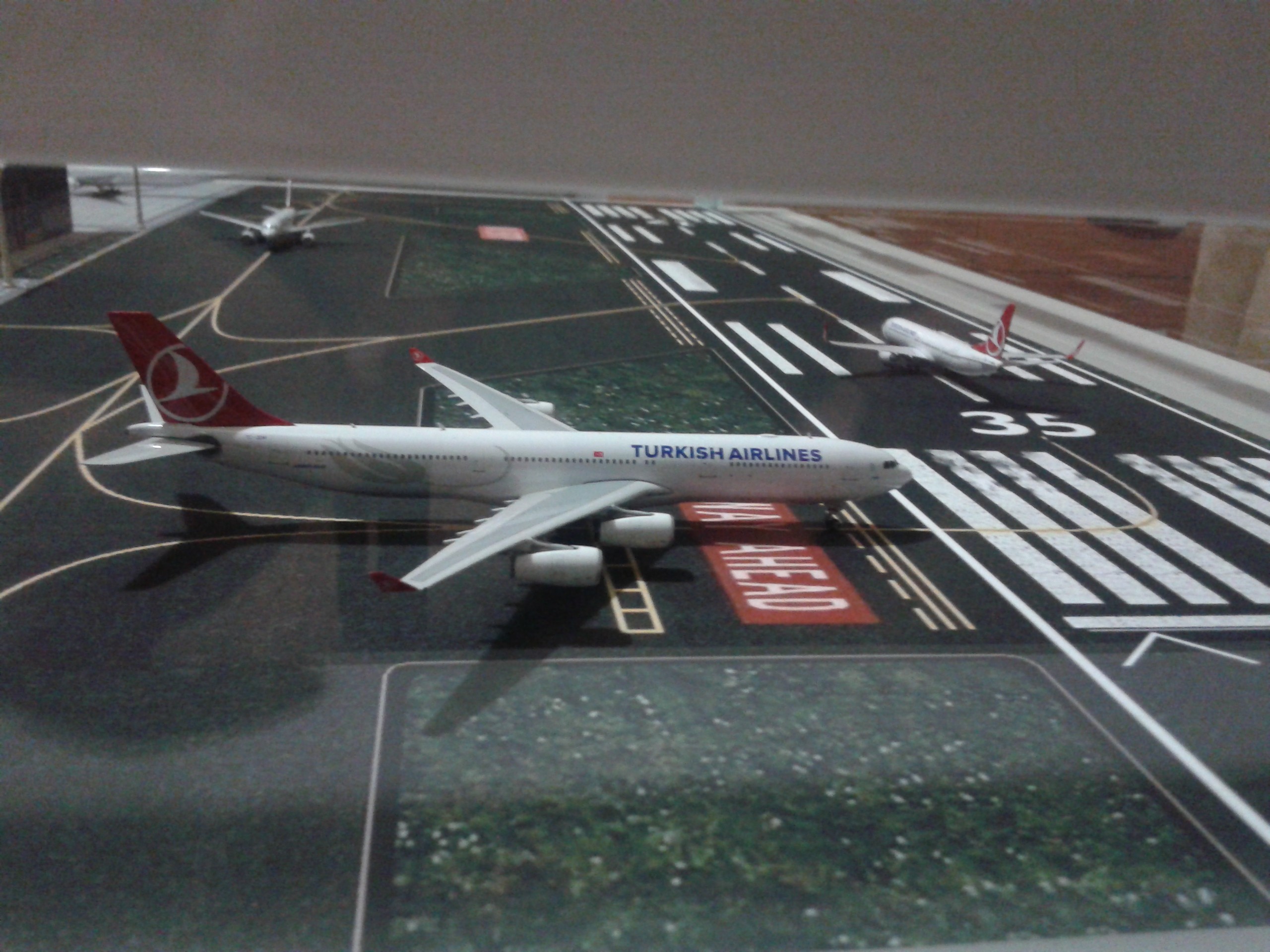  THY 1/400 Mini Airport Diorama