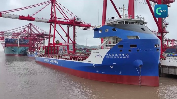 120 metrelik dünyanın en büyük elektrikli konteyner gemisi hizmete girdi