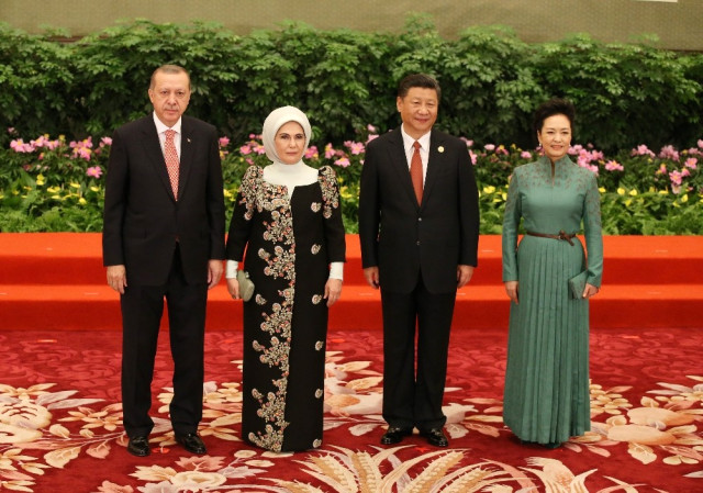 Çin'deki Akşam Yemeğine Emine Erdoğan'ın Elbisesi Damga Vurdu