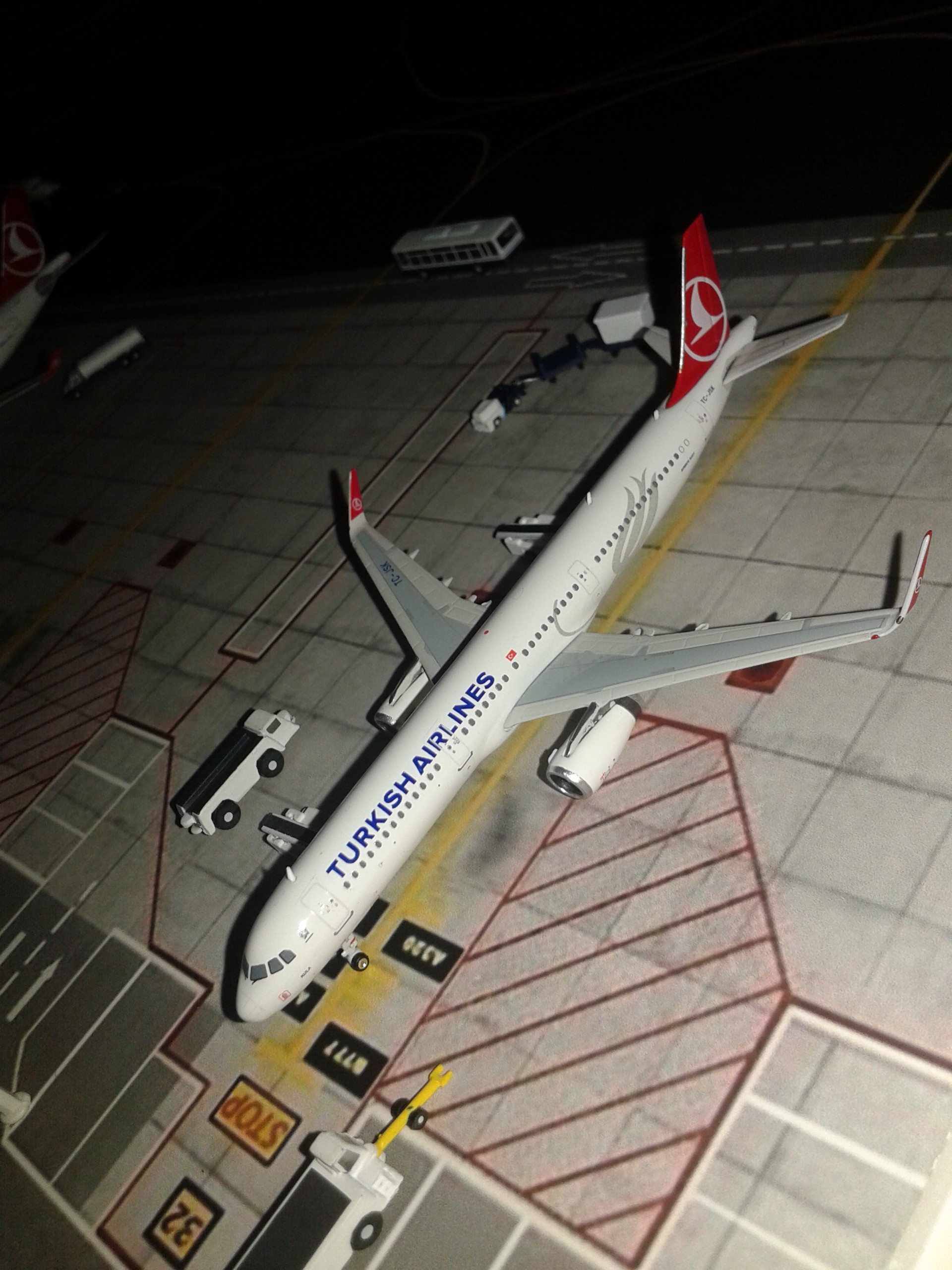  THY 1/400 Mini Airport Diorama