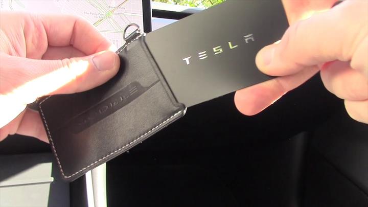 Tesla model 3'ün anahtarı insan koluna nakledildi