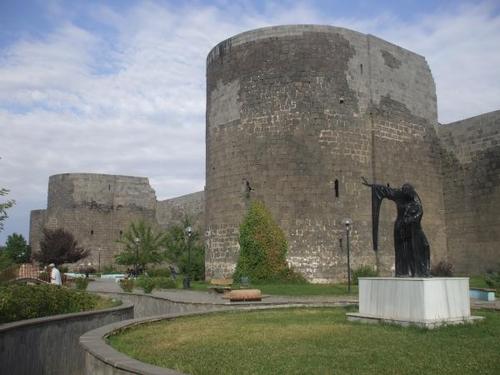  Diyarbakır'da yaşıyorum. Merak ettiğiniz her şeyi sorabilirsiniz(Son SS'ler geldi)