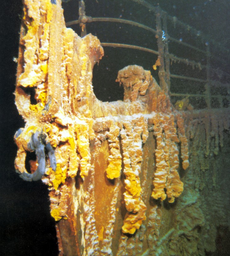 Сколько погибших на титанике и сколько выжило. Остатки Титаника. Титаник число погибших. Модель Титаника на дне океана. Титаник под водой жертвы.