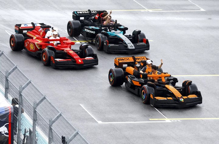 Formula 1 pilotları bu kez LEGO araçlarla yarıştı: İşte eğlenceli anlar