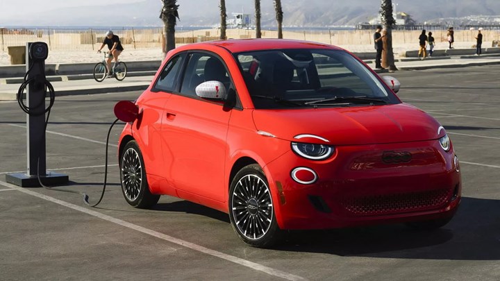 Düşen satışlar nedeniyle elektrikli Fiat 500e'nin üretimi duraklatıldı